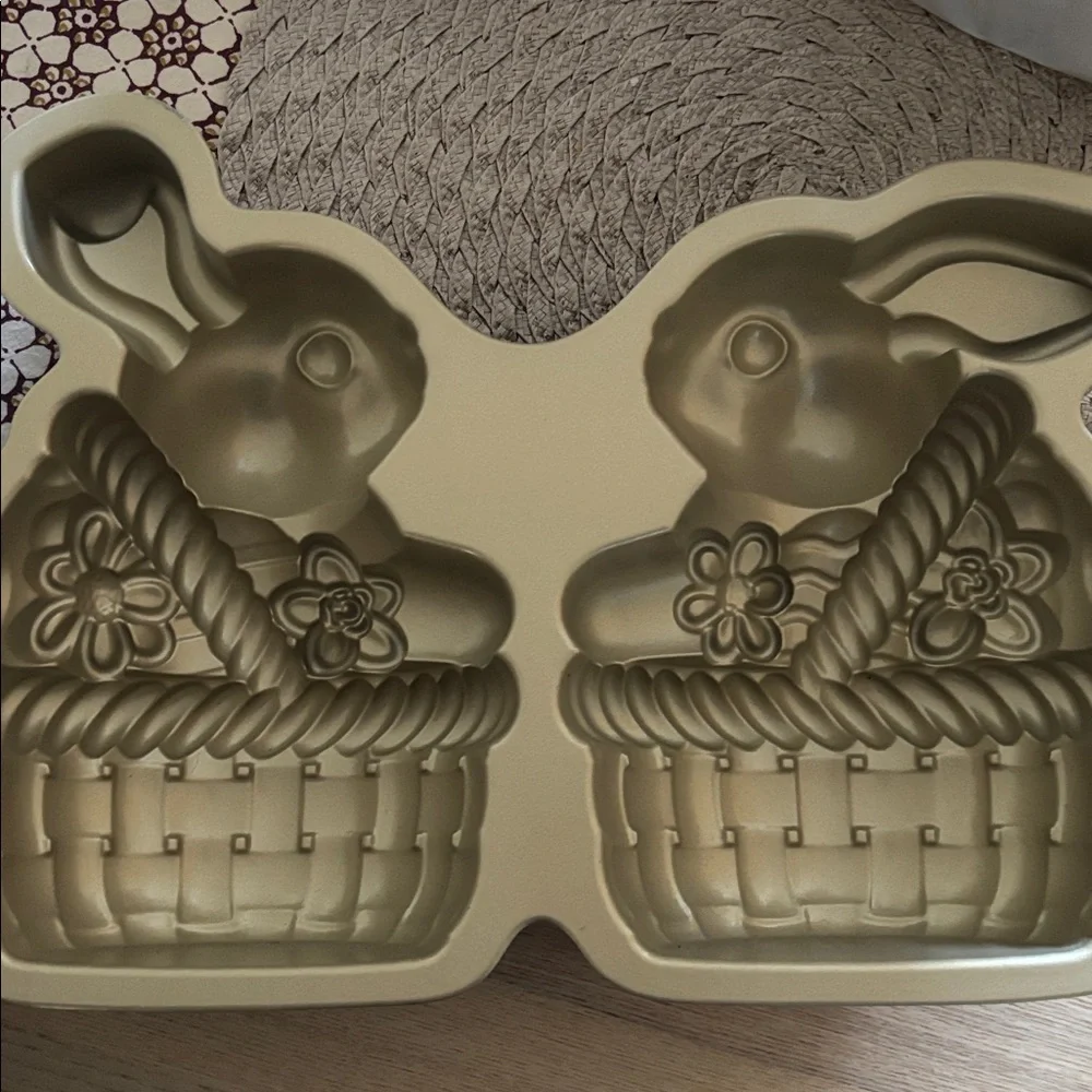 Williams Sonoma Nordic Ware Nonstick Cast Aluminum Easter Bunny Pan